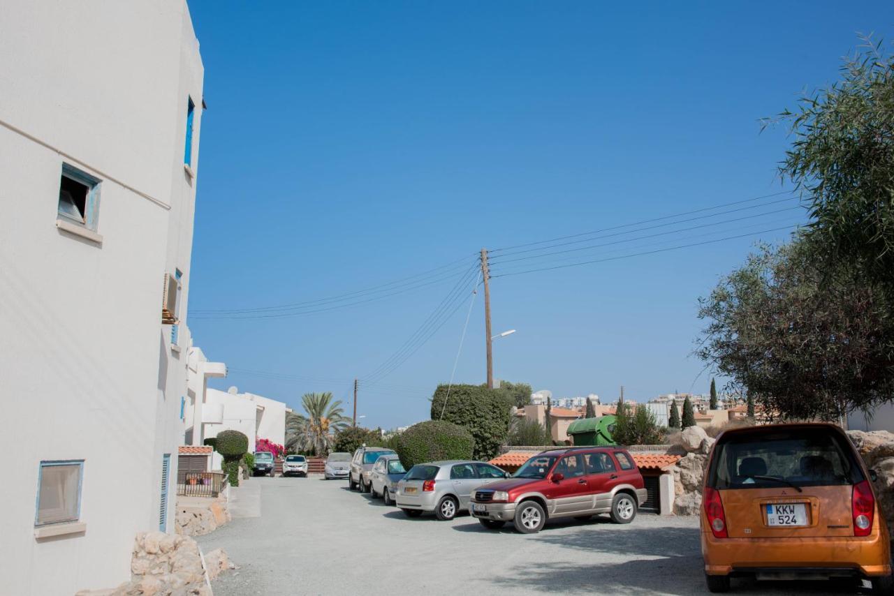 Modern Apartment Not Far From The Beach Paphos Exterior foto